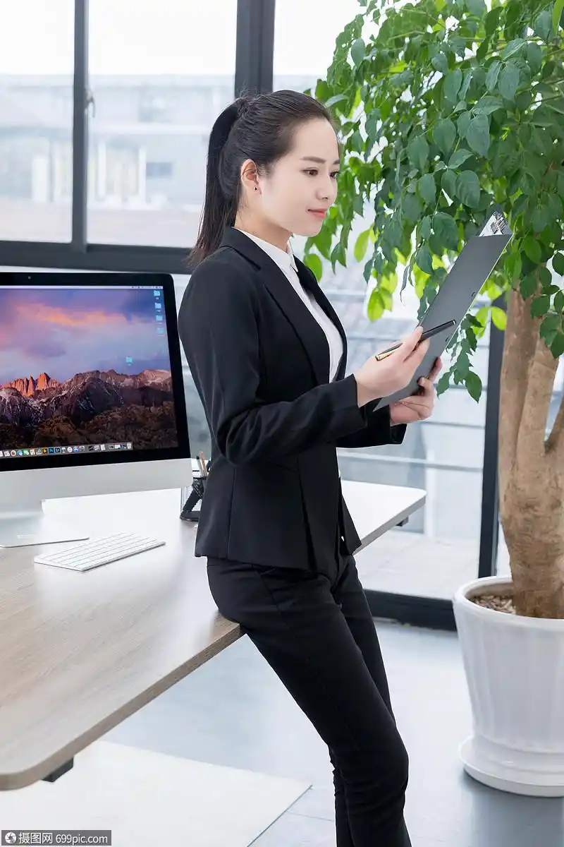 照片 商业办公 职场女性看文件.jpg