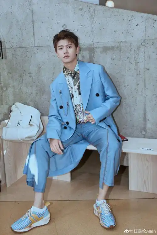 任嘉伦天空蓝风衣现身lanvin秀场 自在如风释放不羁自我