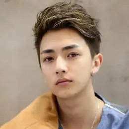 日式侧分半露额头发型 男生修颜短发