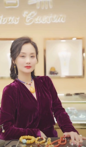 55岁李颖小腹被嘲像怀孕名模出道专演富豪妈开20w车家里墙都起皮