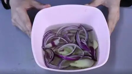 白头发再凶都不怕,用洋葱洗头,7天头发黑如煤炭,再也不用去理发店染