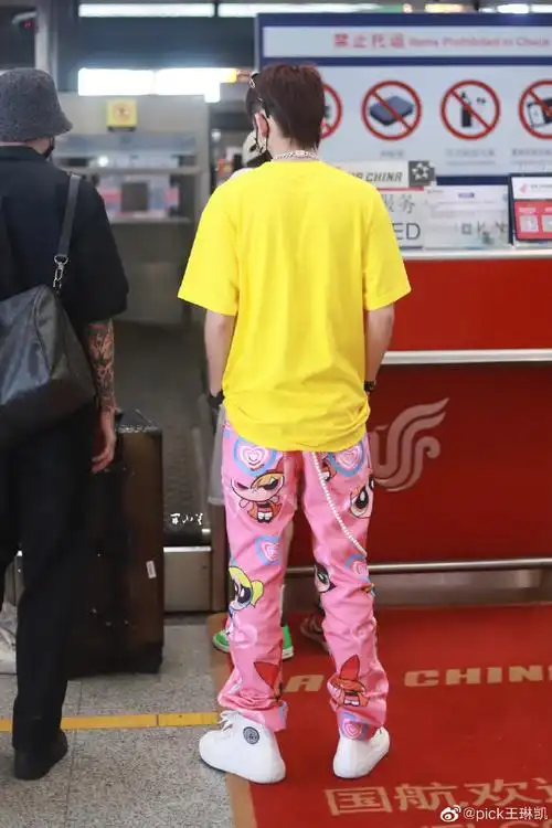 小鬼王琳凯超话#小鬼王琳凯新歌super villain#你的背影总是能让我很