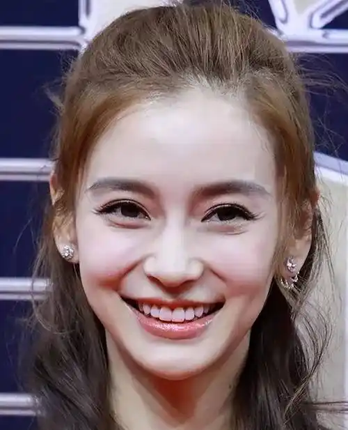 偶尔也会拍到鱼尾纹:但其实明星的颜值也不是一直在线,偶尔几次是拍出