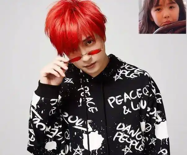 薛之谦红发出镜,条纹衬衫穿成v领,网友都被最后一张双眼皮惊艳_话说