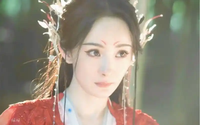 杨幂绝美古装扮相,灵动飘逸,美目盼兮,一眼万年