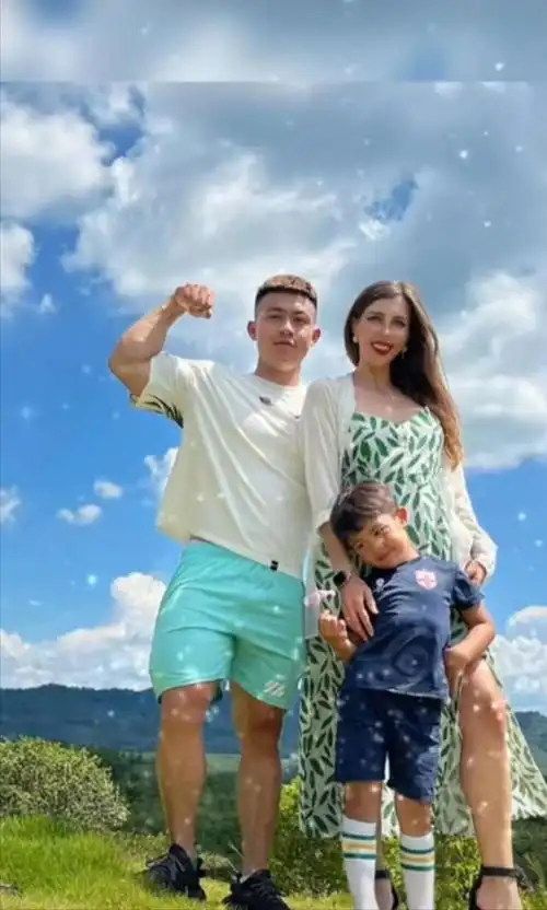 更令人意外的是,阿廖娜在甩了陈宣宣之后,很快就同另一位健身男子在一