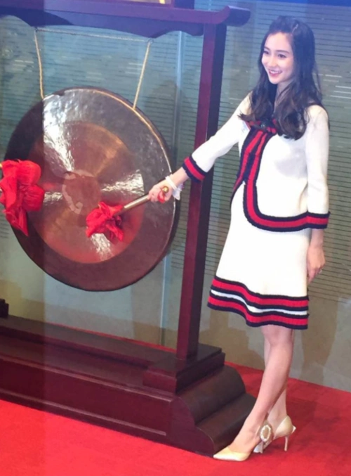 angelababy挺着孕肚现身美图上市活动