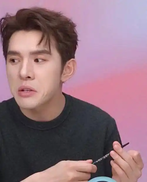 李佳琦又翻车!冲上热搜第一,网友怒斥:你不要脸的样子,真恶心