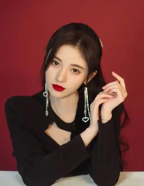 港风鞠婧祎上线,穿丝绒裙上演眼神杀,"四千年美女"实至名归!