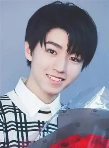 高中大学男生发型而大学生王俊凯,虽然升入大学了,但是发型还是和高中