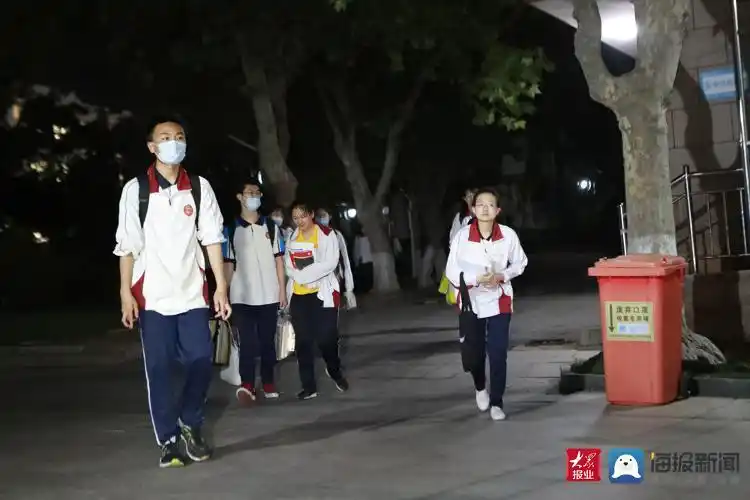 晚自习下课,学子们回家