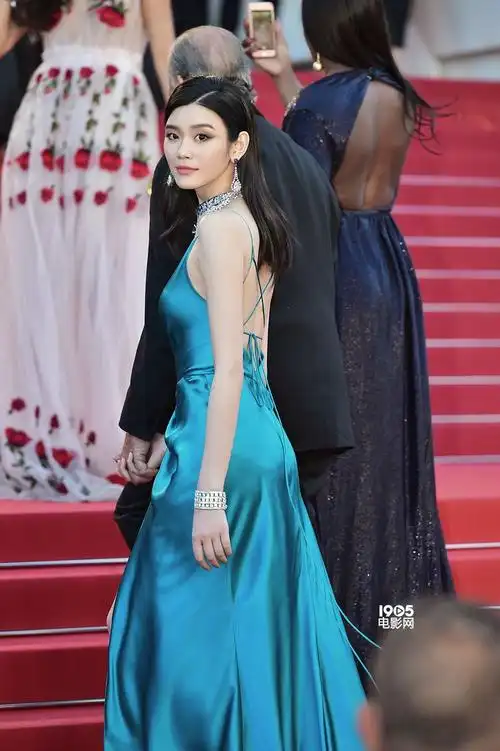 超模奚梦瑶亮相戛纳红毯 穿蓝色长裙秀纤腰美腿
