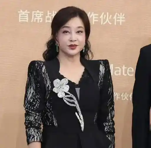 不扮嫩,不打针,人到中年演妈妈,42岁阿娇的清醒值得