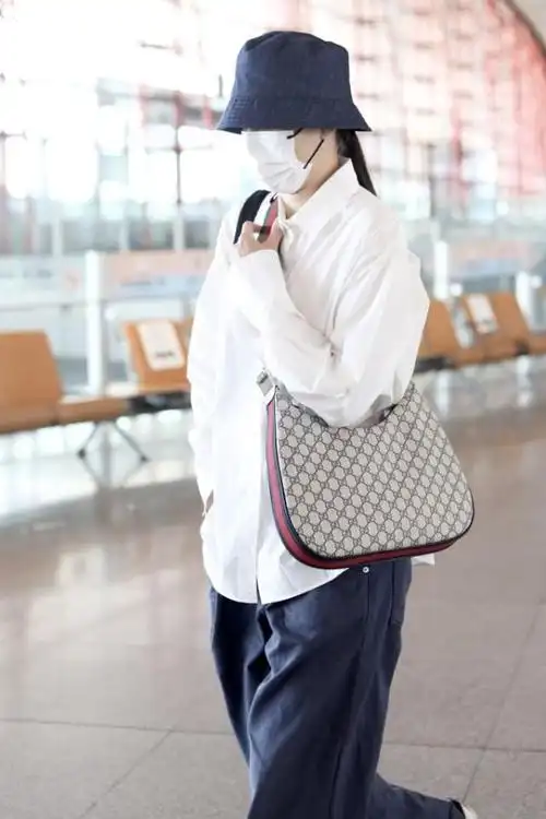 宋佳穿白色衬衫与蓝色长裤现身机场戴渔夫帽低调素雅