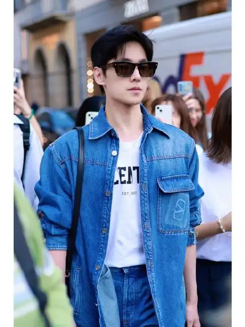 杨洋蓝色牛仔装##杨洋复古牛仔造型