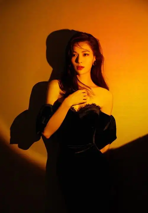 钟楚曦穿宝蓝色抹胸丝绒礼服 黑发红唇大秀曲线美