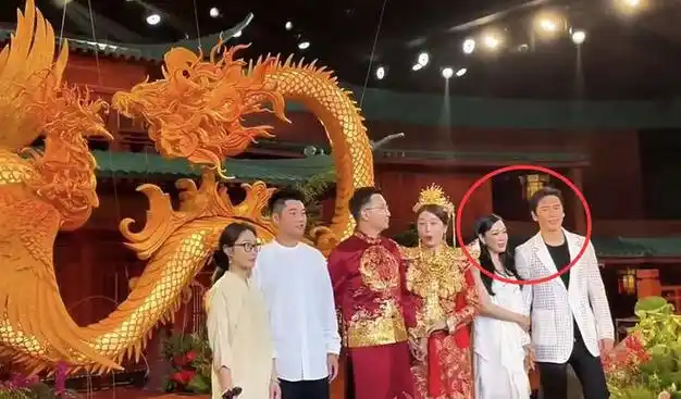 想必也是捧场邓伦的生意,也有可能是邓伦送给好友的结婚礼物,表达自己