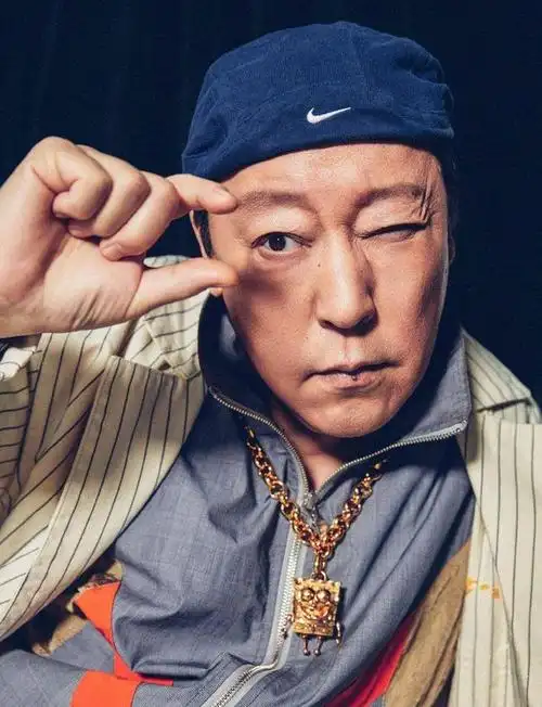 倪大红长相老气,出厂设置就是40岁,他第一次演戏是在24岁,给唐国强作