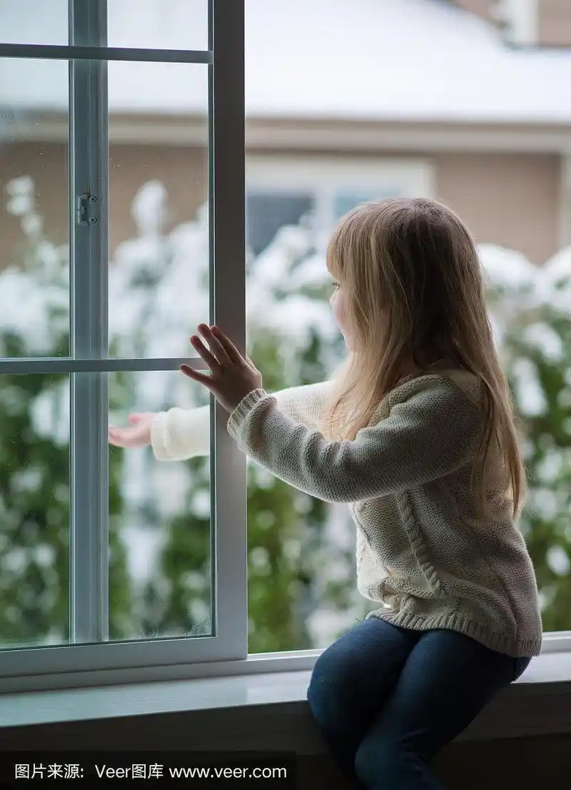 小女孩望着窗外.