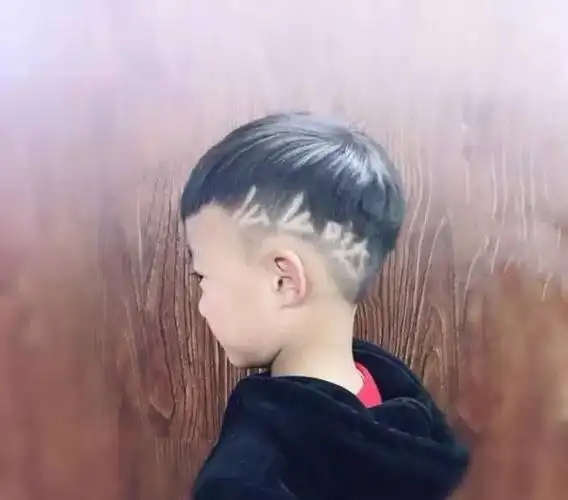 【"两边剃"的小帅哥发型】