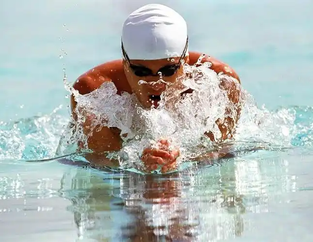 健身要游泳不要游泳肩