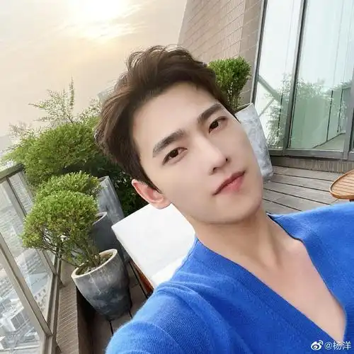 有网友在云南大理偶遇了杨洋,生图背影都很帅 帅哥玩儿得开心～__财经