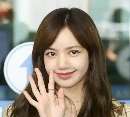 lisa斜刘海上热搜了?是怎么回事?_宝贝_发型_额头