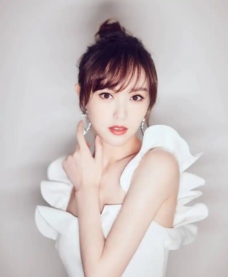 曲线优美,性感迷人的#唐嫣# 甜美优雅,妩媚端庄,香肩玉背,美艳绝伦.