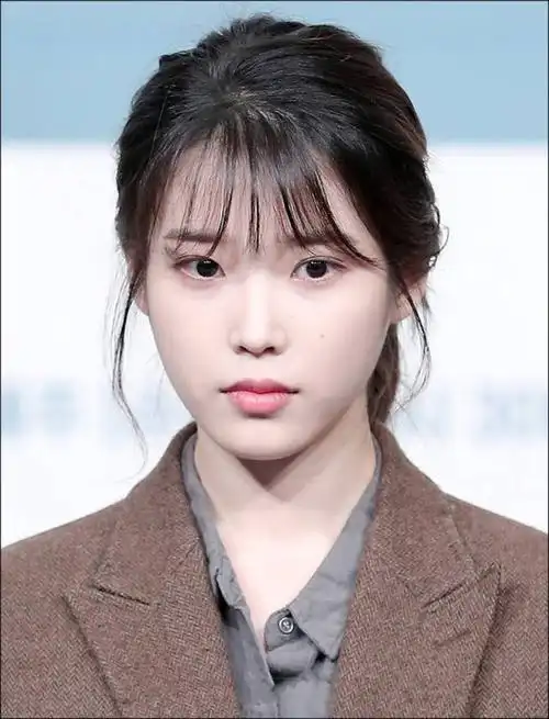 今年25岁的李知恩,即使不施粉黛也能素颜朝天,我们照样美不胜收!