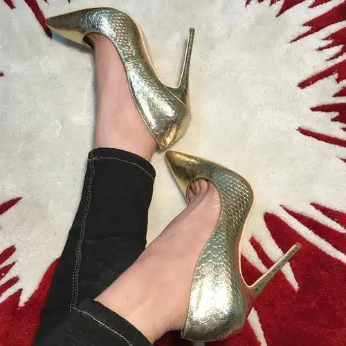 金属钢跟高跟鞋