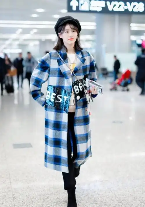 袁冰妍把黑丝袜套在高跟鞋外面,时髦又好看,还不失可爱