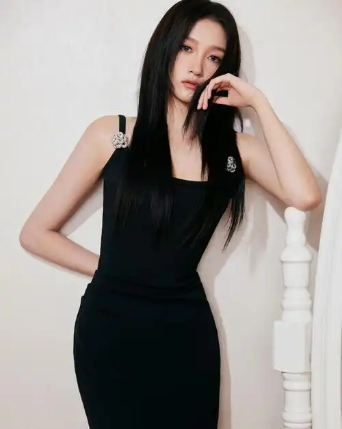 国民闺女关晓彤黑色吊带高级写真,冷艳气质美女,楚楚动人!