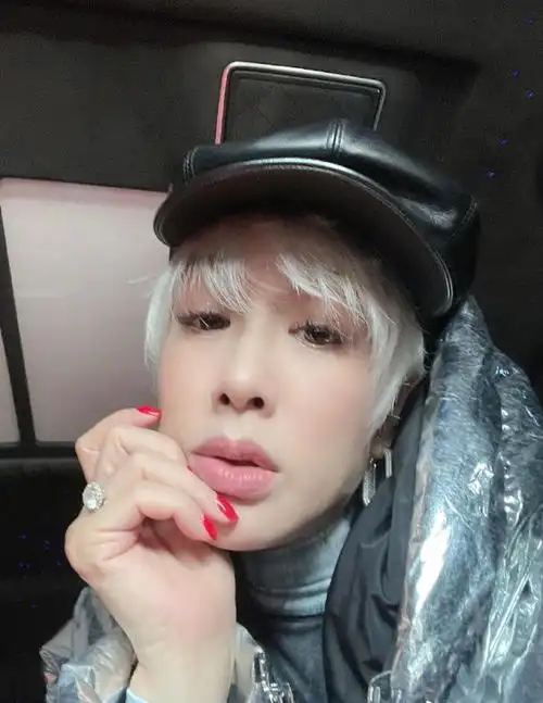 钟丽缇顶白发短发与女儿玩自拍 手戴大钻戒很抢镜