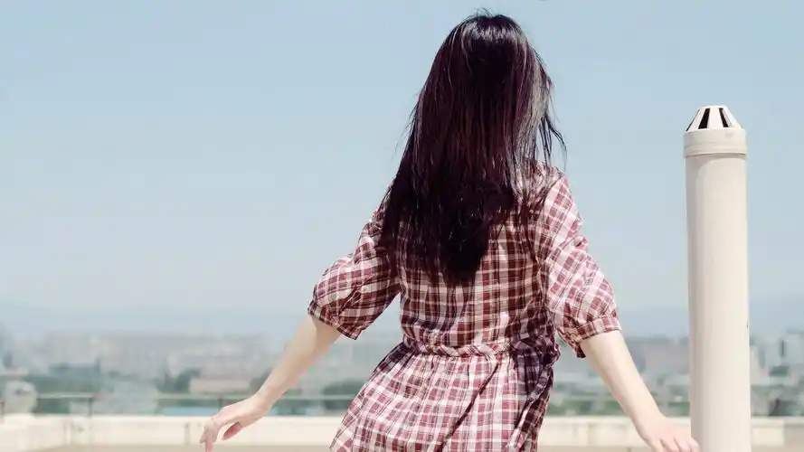 背影 女孩 裙子 意境 小清新 桌面壁纸_美女壁纸_墨鱼部落格