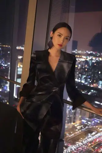 基本款的西装也让张梓琳玩出了花样,一改往日扣子的设计.