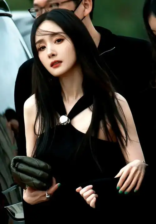 巴黎这一夜,杨幂像暴发户,钟楚曦红过头,豪门媳妇吴千语赢麻了