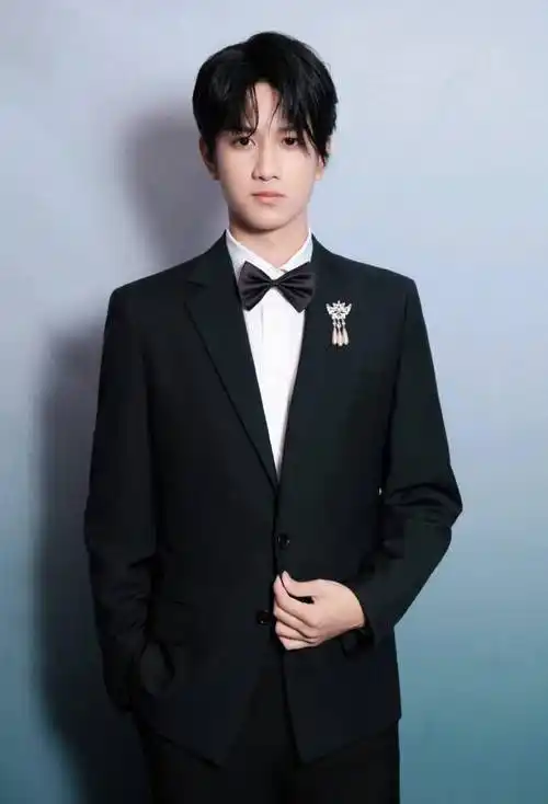 敖子逸发布长春电影节闭幕式写真 绿影斑驳与帅气少年相得益彰_敖子逸