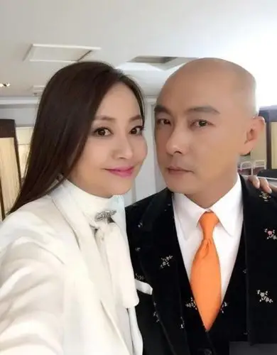 她33岁嫁给张卫健, 为怀孕打排卵针又丑又胖, 今46岁成绝色美妇