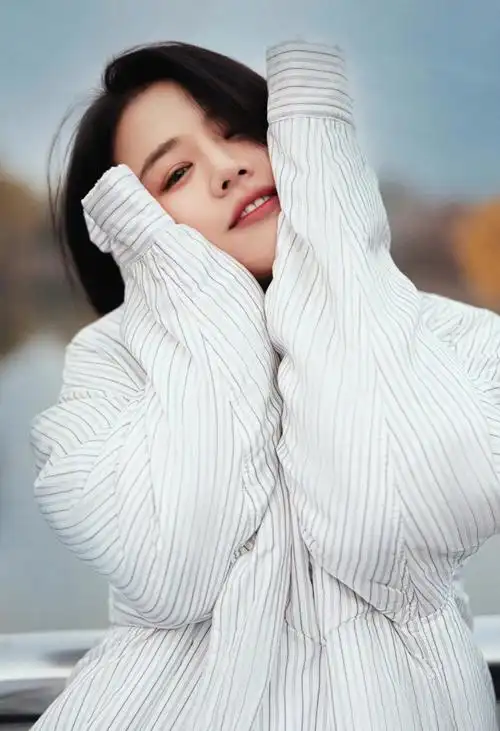 马思纯白色条纹棉服造型冬至写真笑露贝齿温暖又明媚