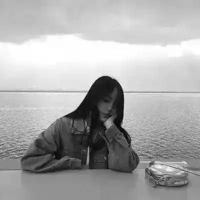 黑白伤感失落女生头像