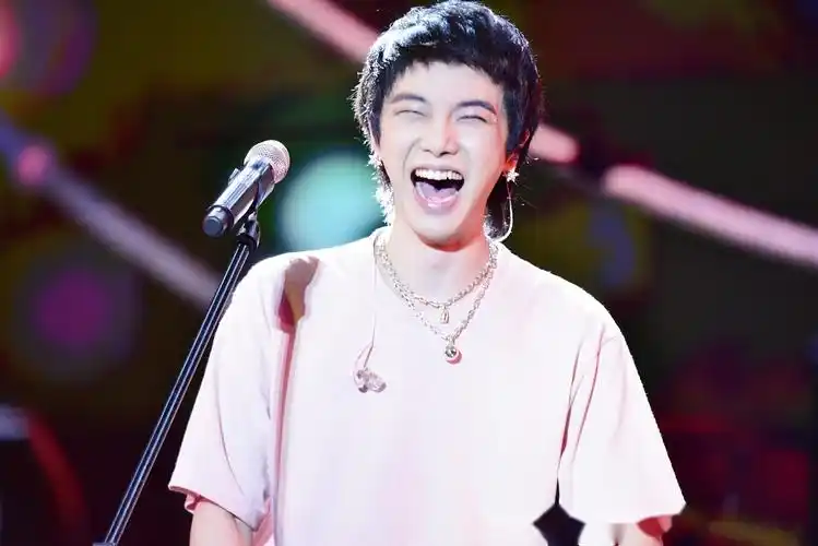 华晨宇一张预览,愿你一直都能这么笑着,像孩子一样.