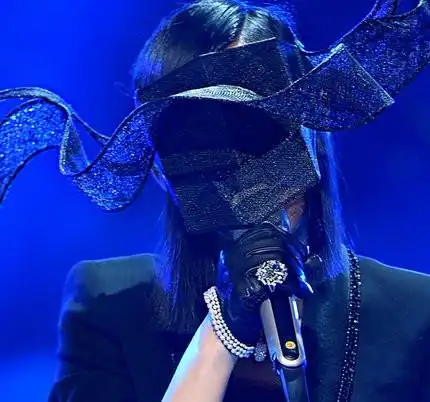 【图】蒙面歌王尚雯婕默默演唱 网友猜测其为"东方不败"