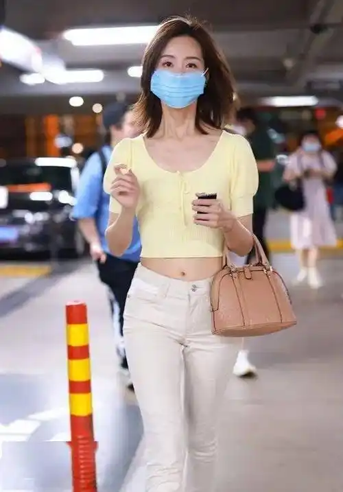 陈都灵也是小腰精穿露脐装凹出窈窕曲线身材比例是真的好