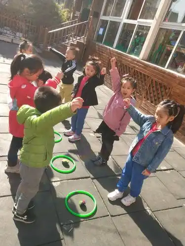 大一班户外游戏活动——比比谁的反应快