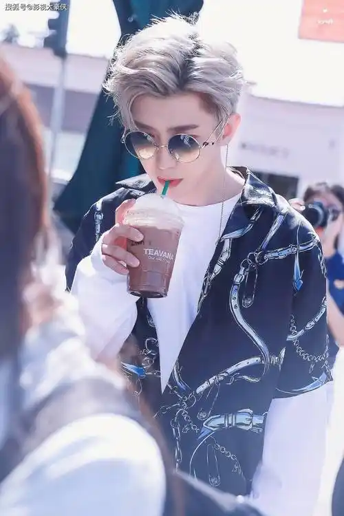 原创摆烂了蔡徐坤近照曝光胡子拉碴认不出但身上肌肉增加了不少