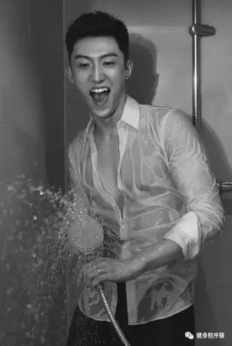 帅哥黄景瑜最新腹肌大片,光膀露背,更有早年湿身照