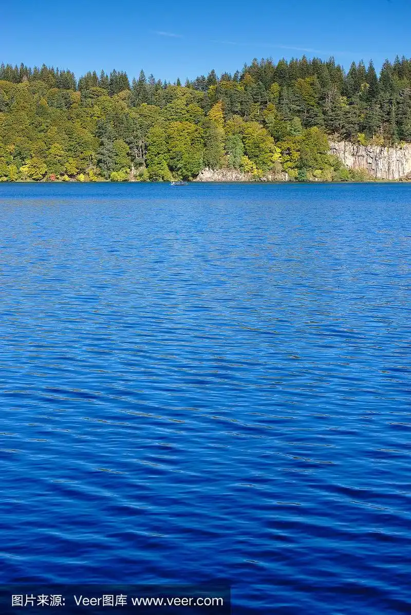 奥弗涅的巴温湖的蓝色湖水