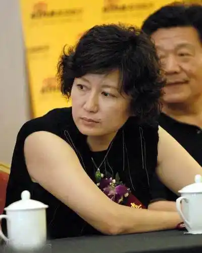 著名导演赵宝刚53岁妻子近照,是身家几十亿的老板娘