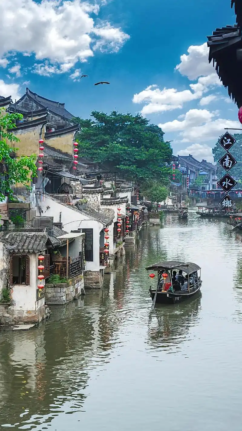 江南水乡,梦里西塘. 西塘是江南六大古镇之一,以桥多,弄多和廊多闻名