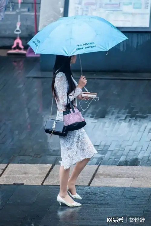 雨中打伞的姑娘诗一首